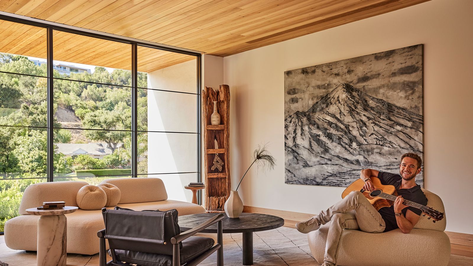 Zedd’s Encino House Is an Ode to White Oak, Where Every Beam, Board, and Barstool Matches